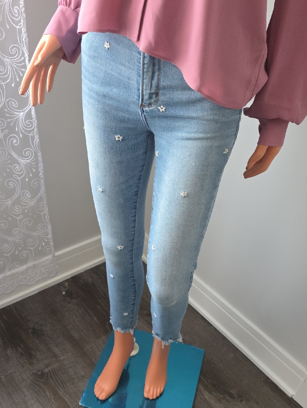 Light Blue Star-Embellished Cropped Jeans for Women